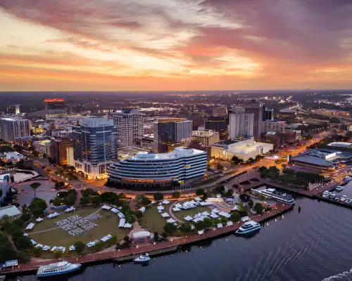 Virginia, Skyline with river